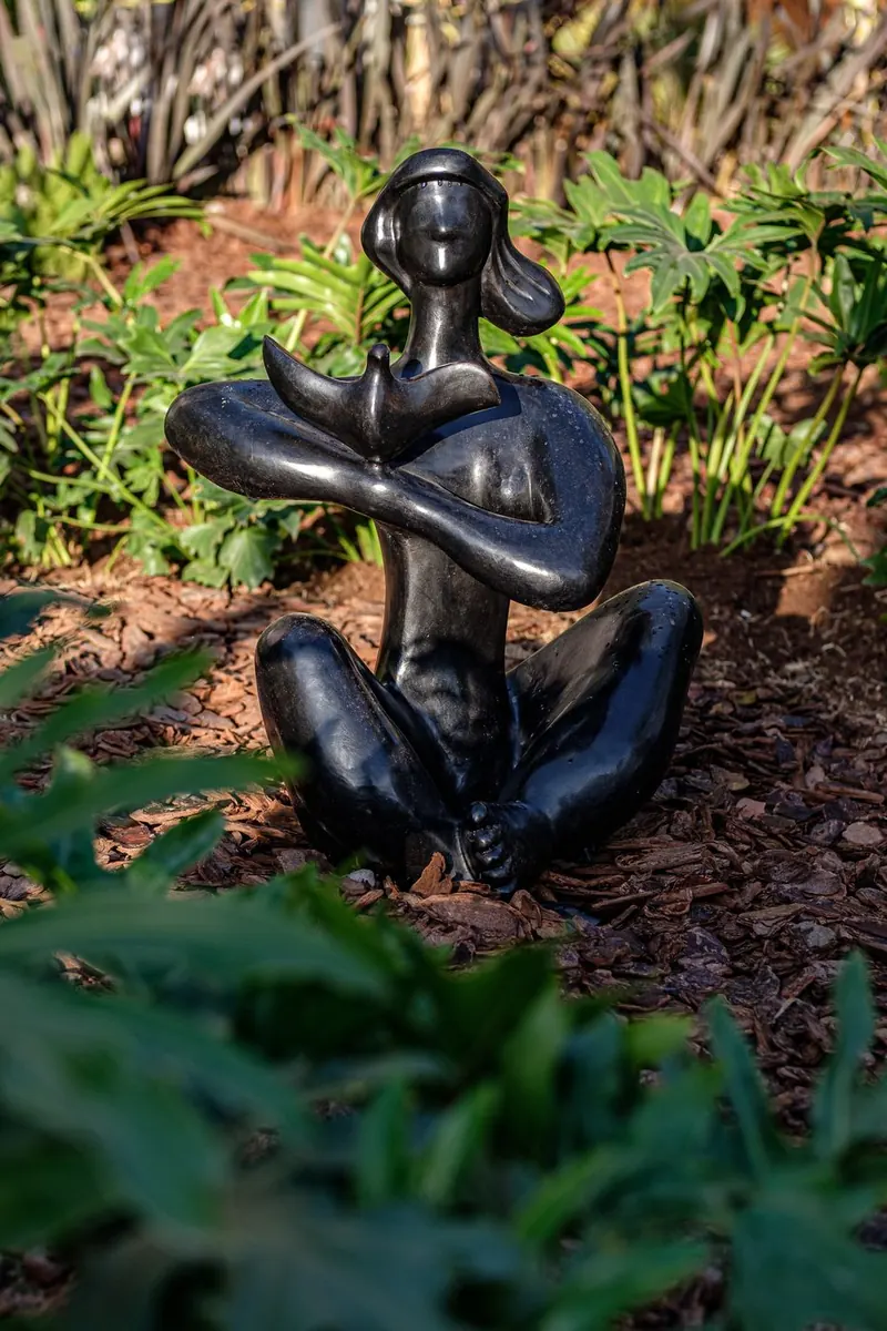 Escultura em bronze integrada ao paisagismo do Jardim Infinito