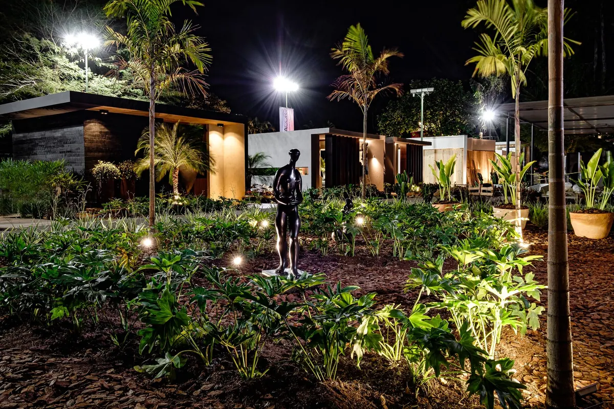 Jardim iluminado à noite com escultura em bronze — Jardim Infinito, Casa Cor